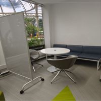 Espacio de trabajo en grupo semi-privado FCI